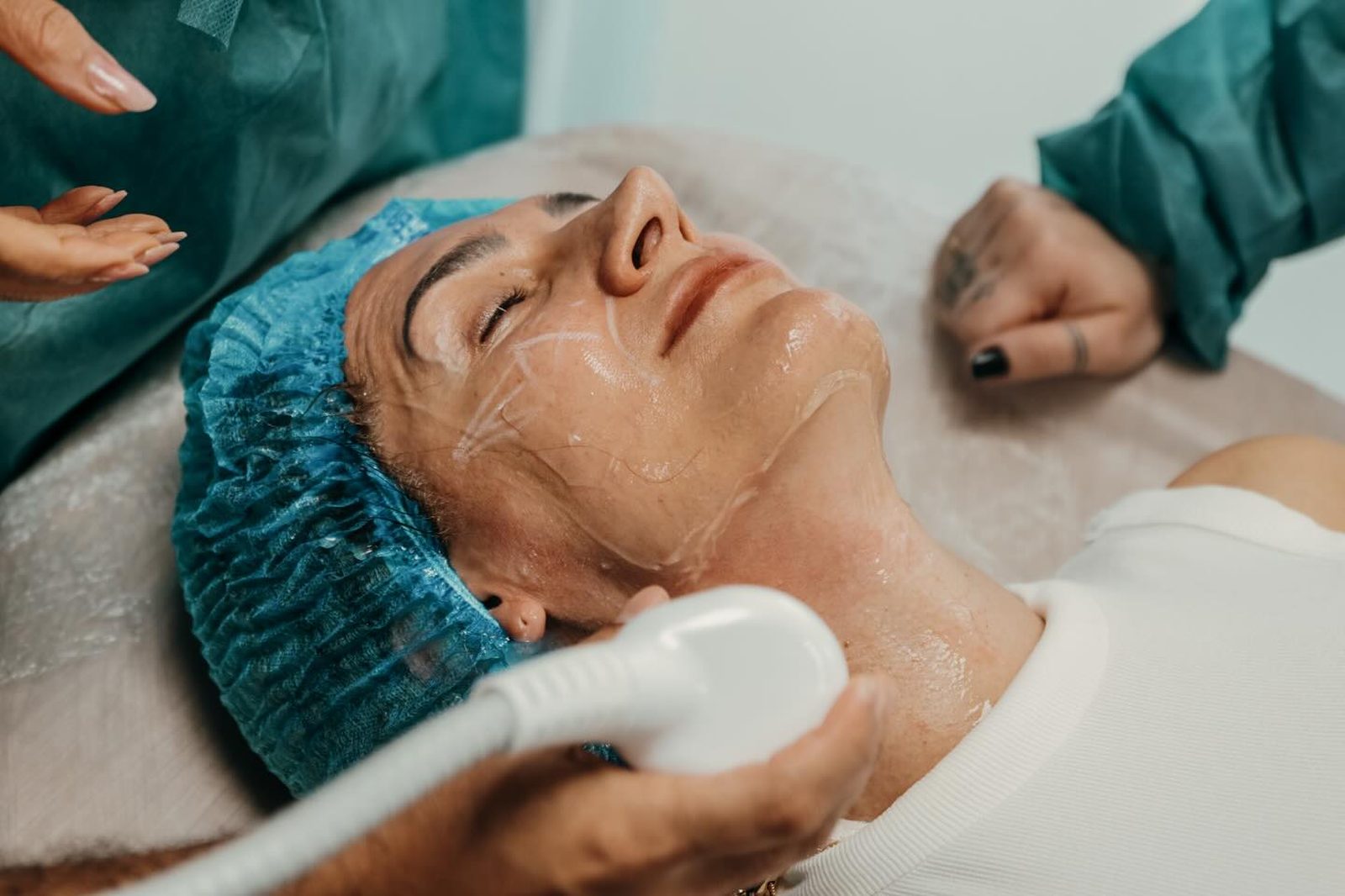 Aplicação de ultrassom focado em paciente real, com marcação facial, durante a mentoria